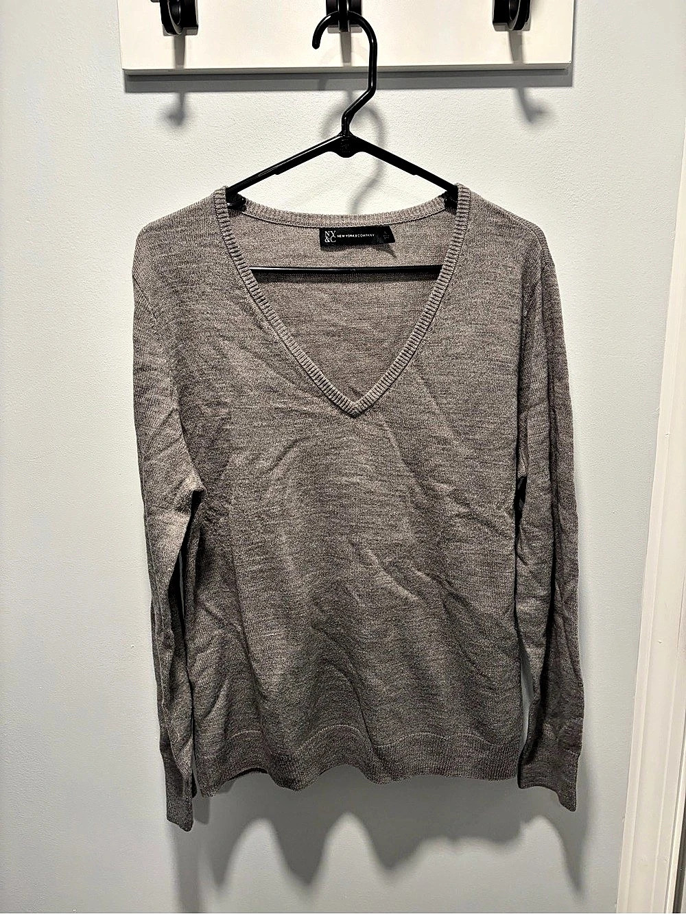 NY&C V-Neck Acrylic Sweater in Gray Size XL